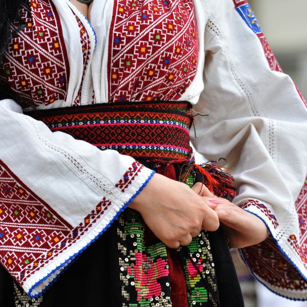 romanian traditional costume